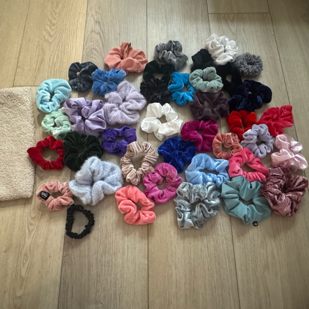 Hair scrunchie assortment with bag